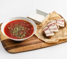 Борщ с салом и бородинским хлебом
