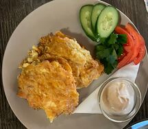 Медальоны из курицы с овощным гарниром и пикантным соусом