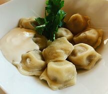 Пельмешки руколепные со сметаной и зеленью