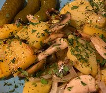 Картофель жаренный с грибами и соленым огурцом