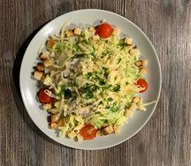 Салат Цезарь с курицей