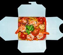 Вок с морепродуктами и яичной лапшой