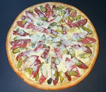Пицца с колбасой халяль 