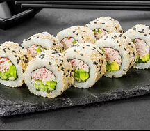 Калифорния с крабом в кунжуте