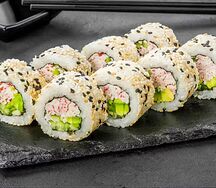 Калифорния с крабовым миксом в кунжуте