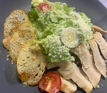 Салат Цезарь с курицей