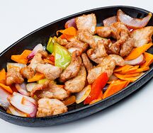 Свинина (вок со сладким перцем, луком и морковью)