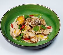 Морской гребешок с картофелем и трюфельным соусом 