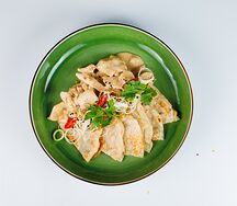 Курица в соусе карри масала и лепешкой  роти
