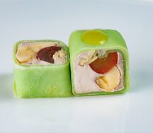 Шоколадный ролл с манго и матчей 