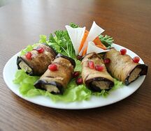 Рулет из баклажанов с грецким орехом