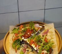 Брускетта с рыбой, гуакамоле и сырным муссом
