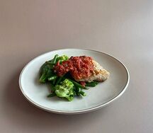 Филе белой рыбы с фасолью и брокколи