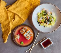 Салат и роллы