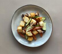 Итальянский салат с гренками