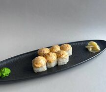 Запеченный ролл с лососем и кальмаром