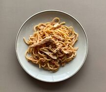 Спагетти с курицей в сливочно-томатном соусе