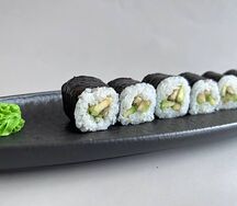 Ролл с авокадо