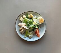 Салат с курицей и соусом Цезарь