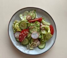 Салат с киноа и салатными листьями