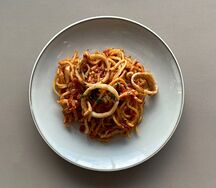 Спагетти с кальмарами в томатном соусе