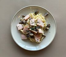 Спагетти с грибами и ветчиной