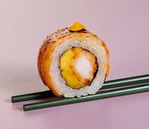 Опаленный лосось с креветкой и манго