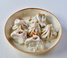 Мини-хинкали из трех видов сыра с соусом горгонзола