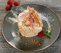 Меренговый рулет с малиной