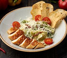 Цезарь с куриной грудкой на гриле