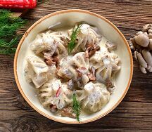 Мини-хинкали с грибной начинкой в сливочном соусе
