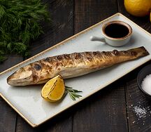 Сибас, запеченный с чесноком, розмарином и лимоном