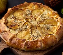 Открытый хачапури с грушей и голубым сыром