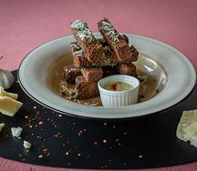 Гренки ржаные с чесночным соусом