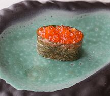 Гункан с красной икрой