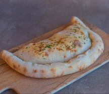 Закрытая пицца Кальцоне с тунцом