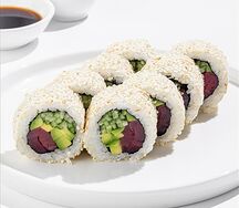 Ролл Калифорния с тунцом в кунжуте
