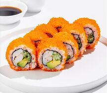 Ролл Калифорния с тигровой креветкой в икре