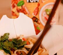 Wok с креветками в соусе манго-чили