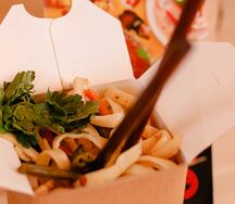 Wok с курицей в сладком соусе чили
