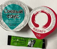 Набор имбиря, соевого соуса и васаби