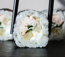 Ролл с цыпленком и омлетом