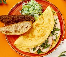 Омлет с куриной грудкой и зеленью