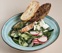 Салат с куриной грудкой и шпинатом