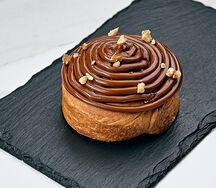 Улитка со сгущёнкой и орехами