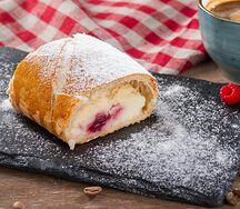 Штрудель с творогом и вишней