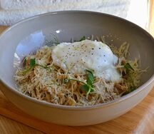 Паста с беконом и яйцом пашот
