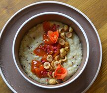 Каша из трех злаков с конфитюром из кураги и печеным фундуком