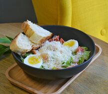 Цезарь с креветкой и чиабаттой