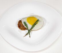 Биточек мясной с яйцом